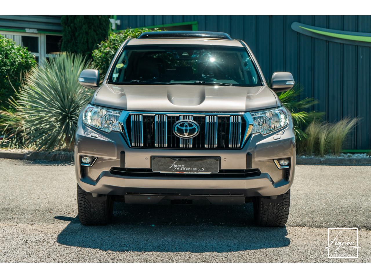 Photo TOYOTA LAND CRUISER 2.8 177 D-4D 5 places  Lounge - à partir de 672 euros