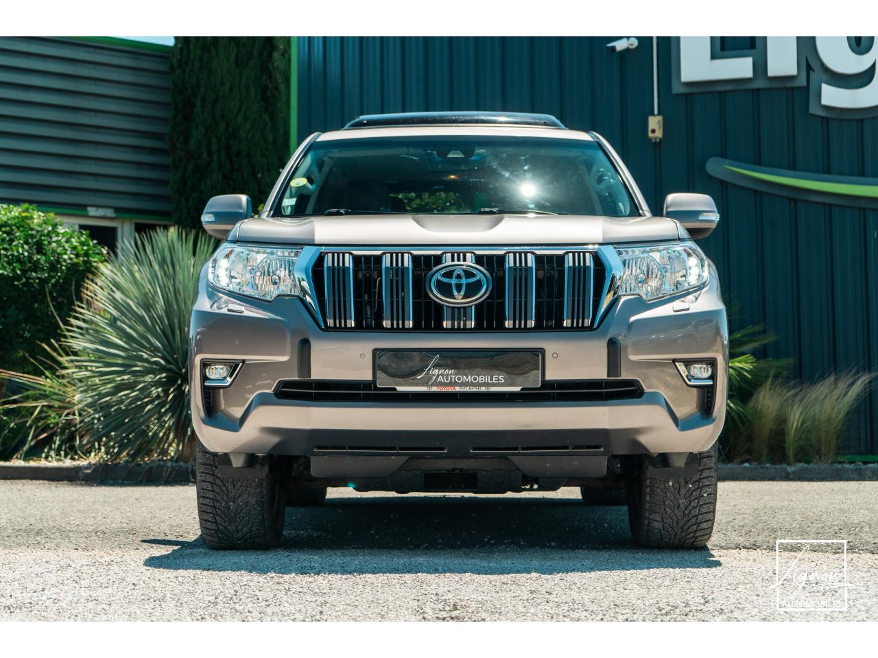 Photo TOYOTA LAND CRUISER 2.8 177 D-4D 5 places  Lounge - à partir de 672 euros