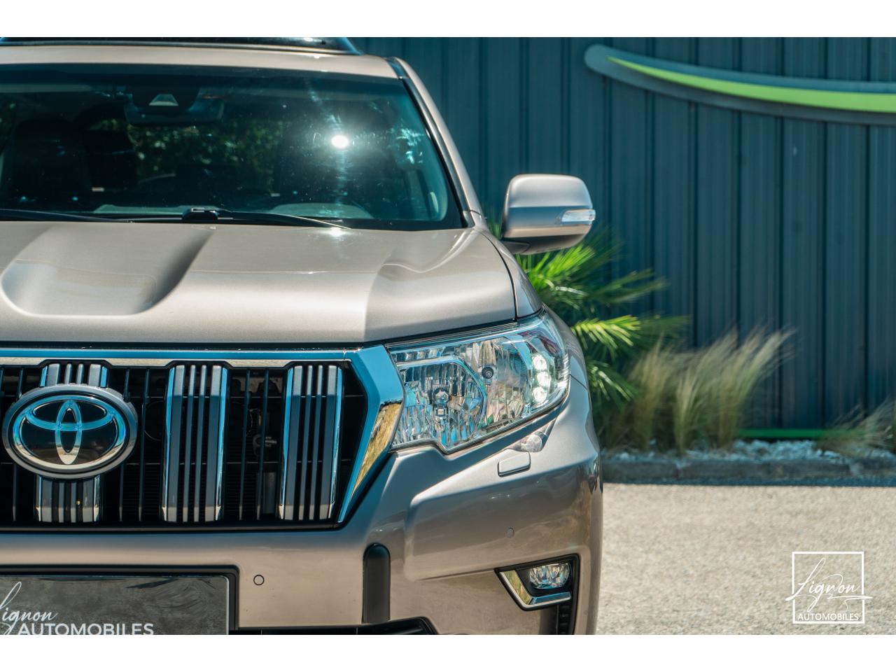 Photo TOYOTA LAND CRUISER 2.8 177 D-4D 5 places  Lounge - à partir de 672 euros