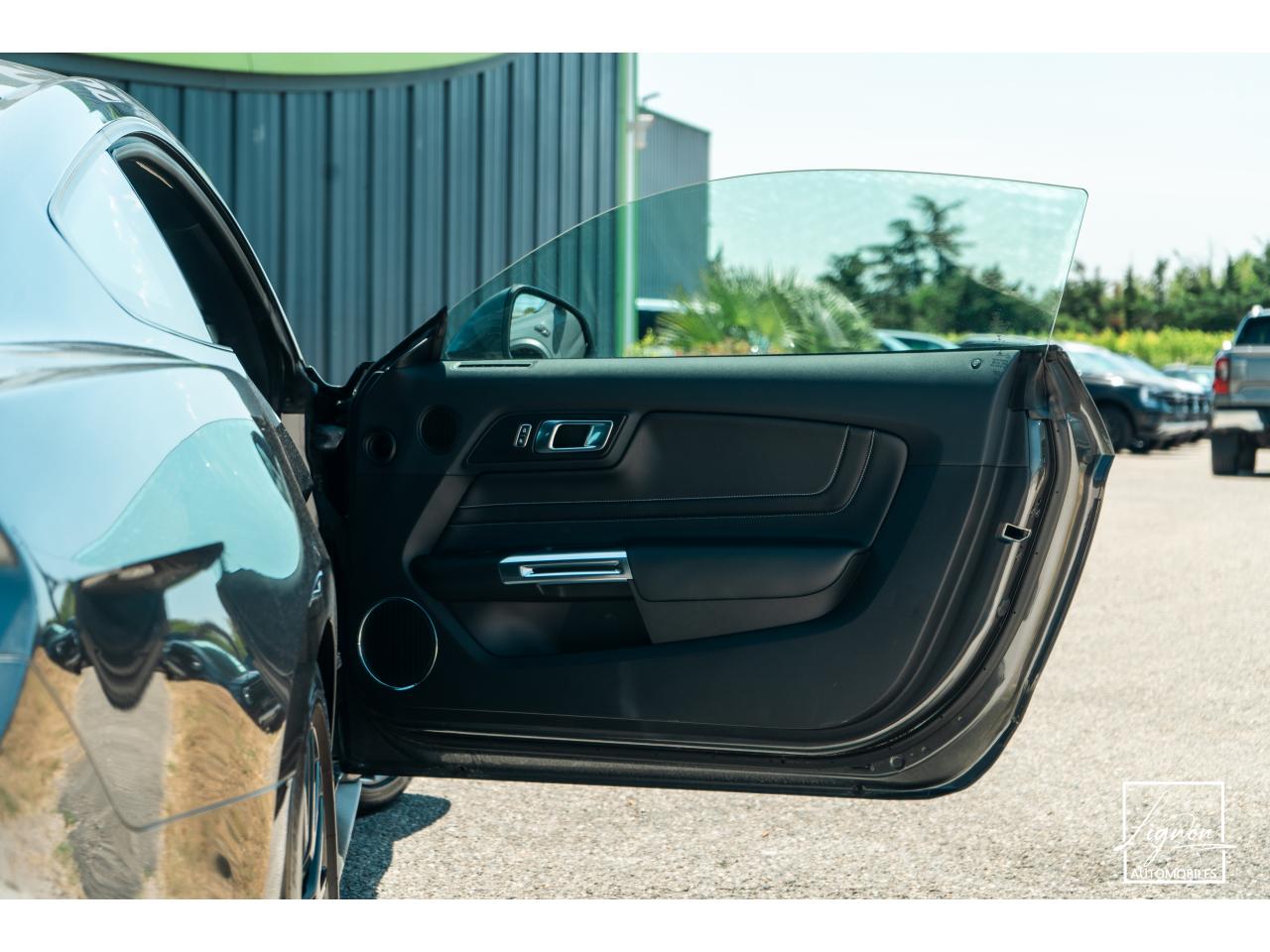 Photo FORD MUSTANG Fastback 5.0 V8 - BVM6 - 450  -  RECARO - 1er Main - à partir de 724 euros