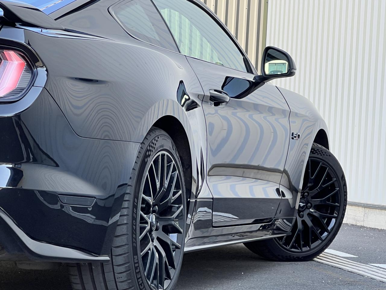 Photo FORD MUSTANG Fastback 5.0 V8 - 450 - BVA10 - PAS DE MALUS IMMAT FR - à partir de 775 euros