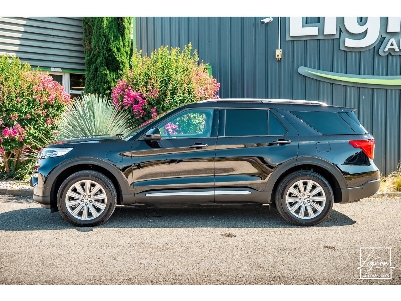 Photo FORD EXPLORER Platinum 3.0 V6 EcoBoost - 457 Parallel PHEV - BVA  7 places - TVA Apparente - 1er main - à partir d