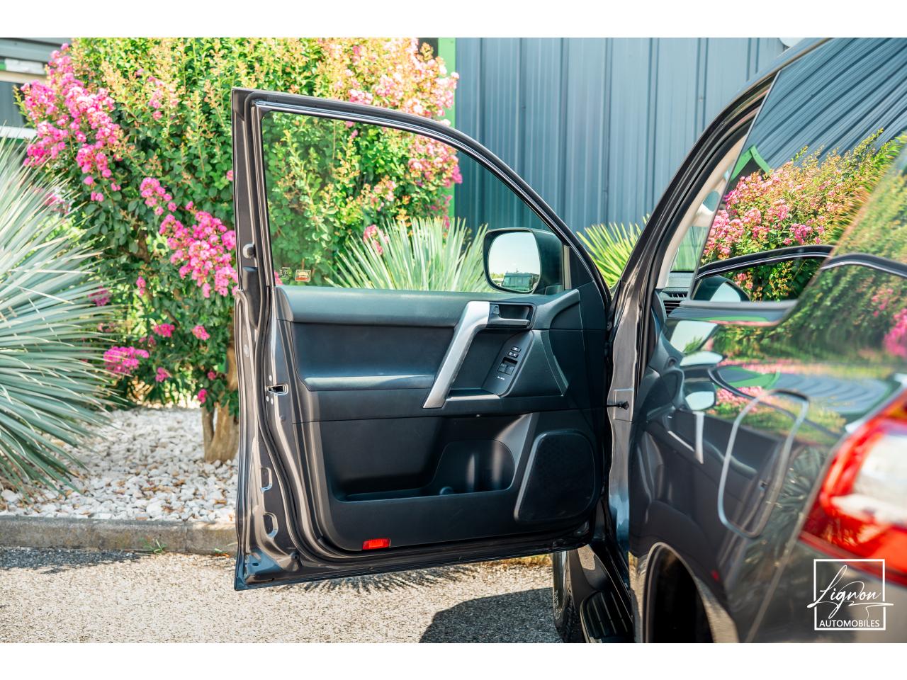 Photo TOYOTA LAND CRUISER 177 D-4D 5 places  KDJ 150 Légende BVM6