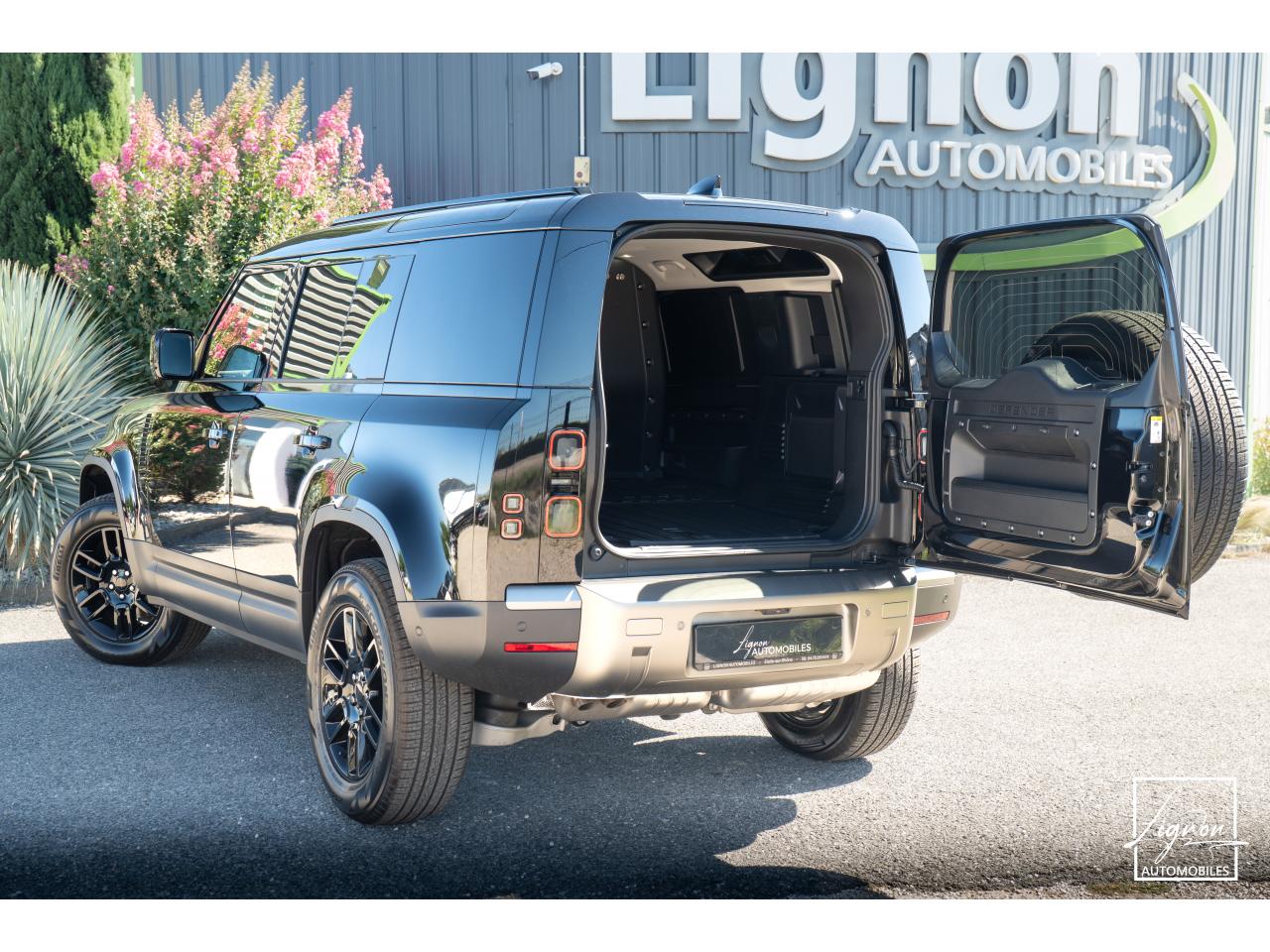Photo LAND ROVER DEFENDER 110 3.0 D250 MHEV NEUF 2026 - BVA  II 110 HARD TOP TVA RECUPERABLE - à partir de 764 euros