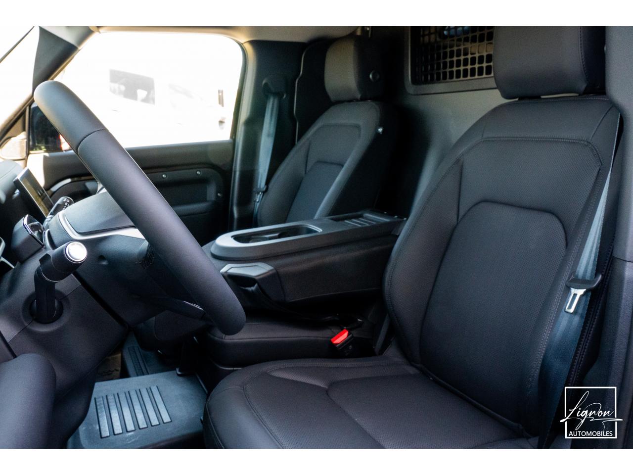 Photo LAND ROVER DEFENDER 110 3.0 D250 MHEV NEUF 2026 - BVA  II 110 HARD TOP TVA RECUPERABLE - à partir de 764 euros