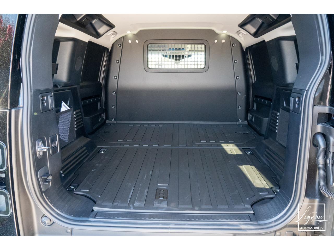 Photo LAND ROVER DEFENDER 110 3.0 D250 MHEV NEUF 2026 - BVA  II 110 HARD TOP TVA RECUPERABLE - à partir de 764 euros