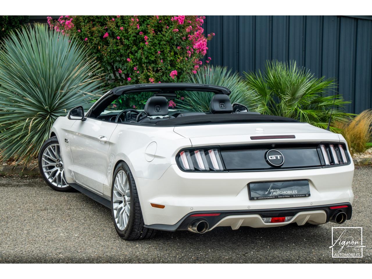 Photo FORD MUSTANG Cabriolet 5.0 V8 - 421 - BVA  GT - Echappement à Clapets - 1er main - à partir de 601 euros
