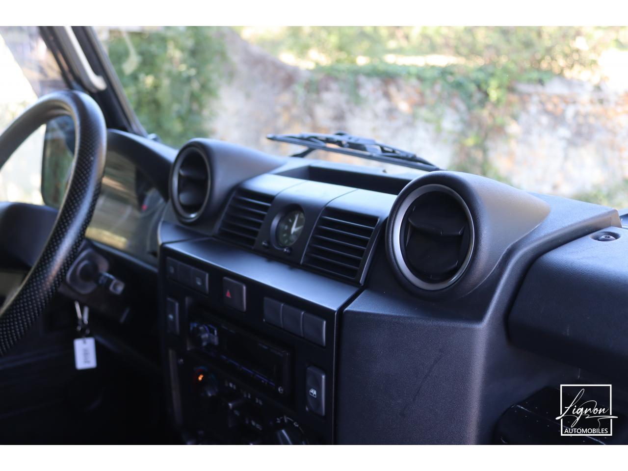 Photo LAND ROVER DEFENDER 110 2.2 Td4 SW 5 places 'S' Noir Santorini