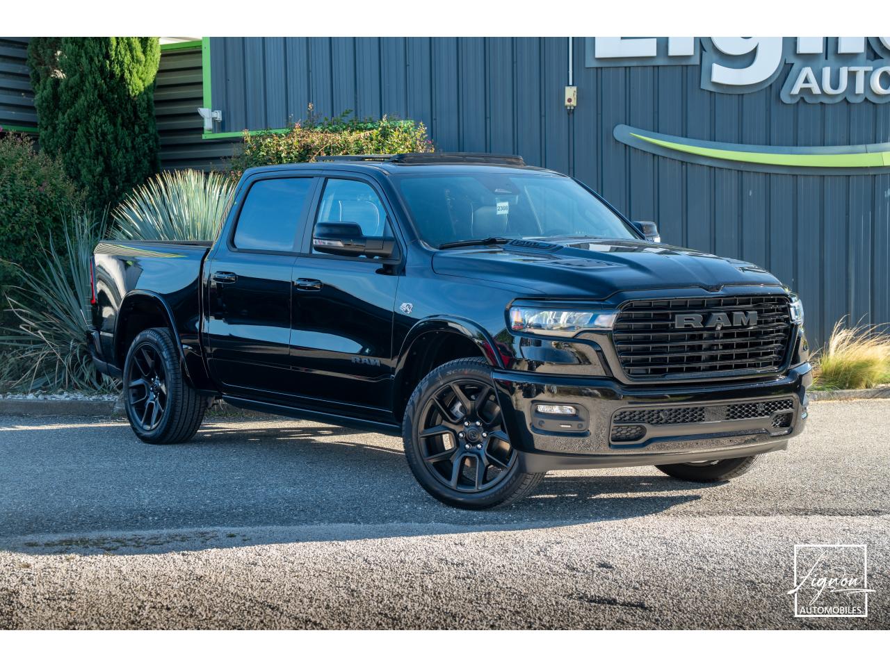 Photo DODGE RAM 1500 Laramie Night Edition Crewcab 5.7 V8 400 CH eTORQUE