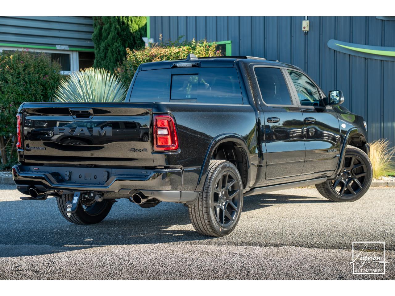 Photo DODGE RAM 1500 Laramie Night Edition Crewcab 5.7 V8 400 CH eTORQUE