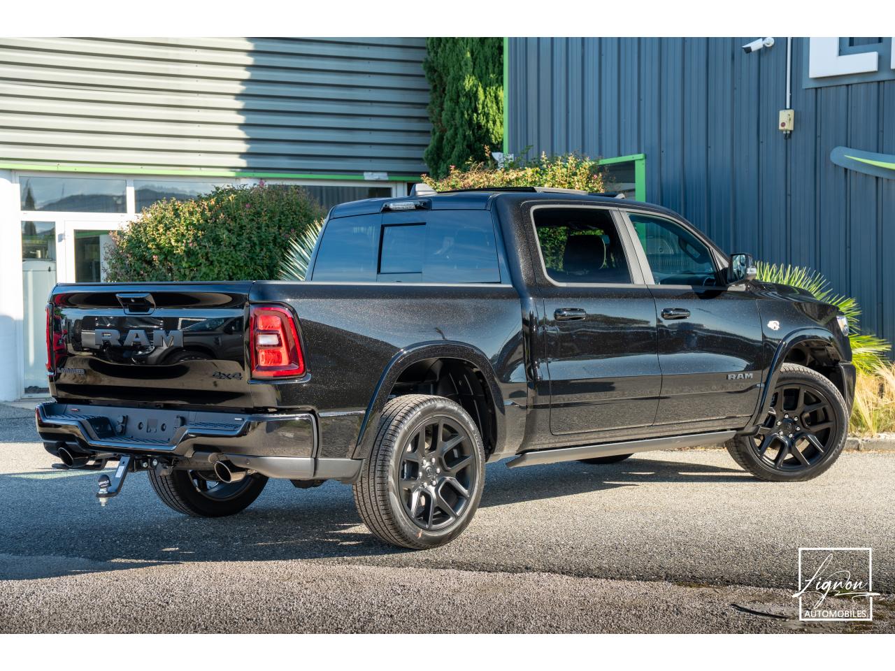 Photo DODGE RAM 1500 Laramie Night Edition Crewcab 5.7 V8 400 CH eTORQUE