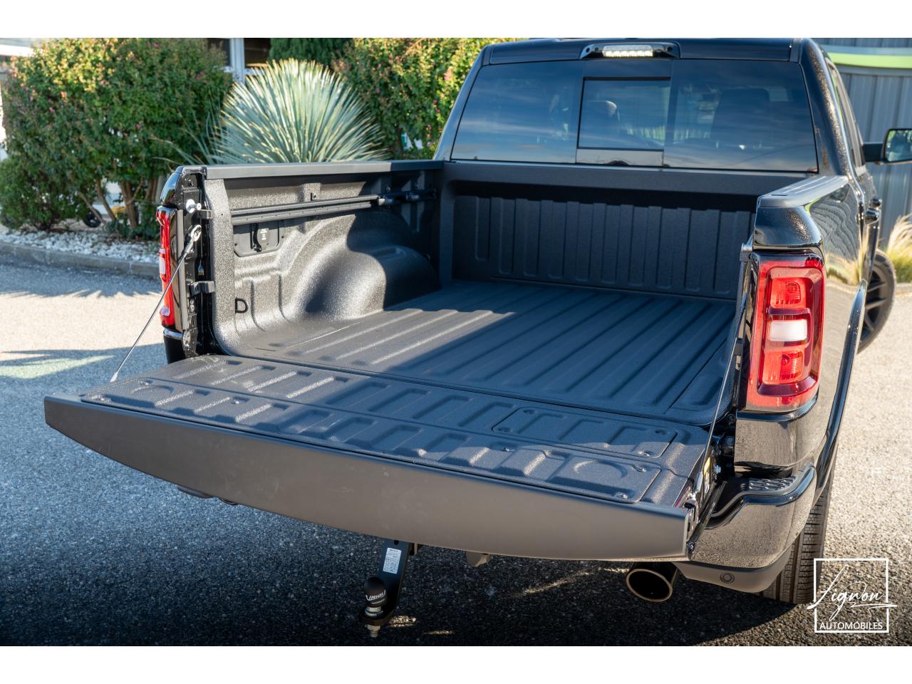 Photo DODGE RAM 1500 Laramie Night Edition Crewcab 5.7 V8 400 CH eTORQUE