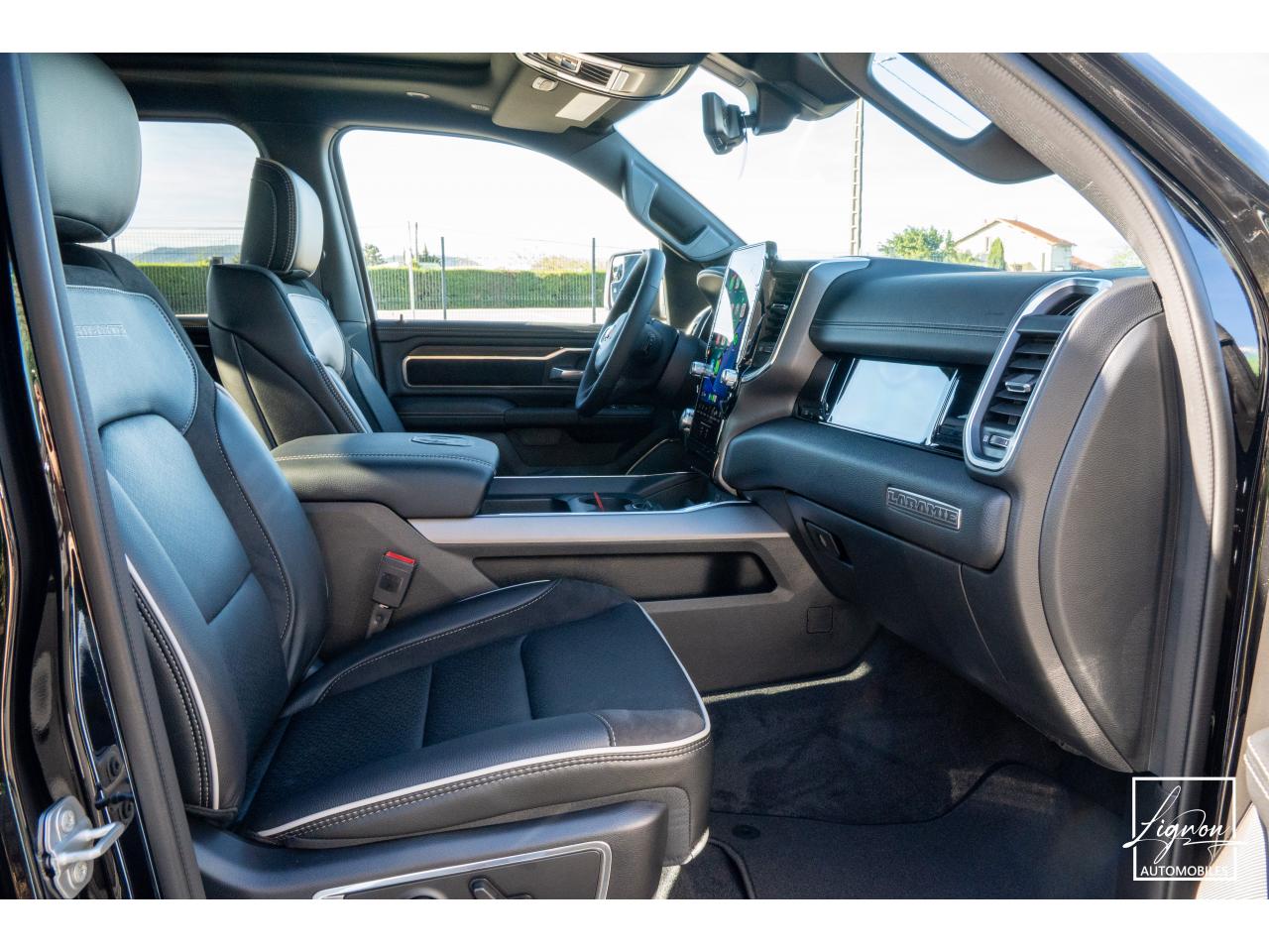 Photo DODGE RAM 1500 Laramie Night Edition Crewcab 5.7 V8 400 CH eTORQUE