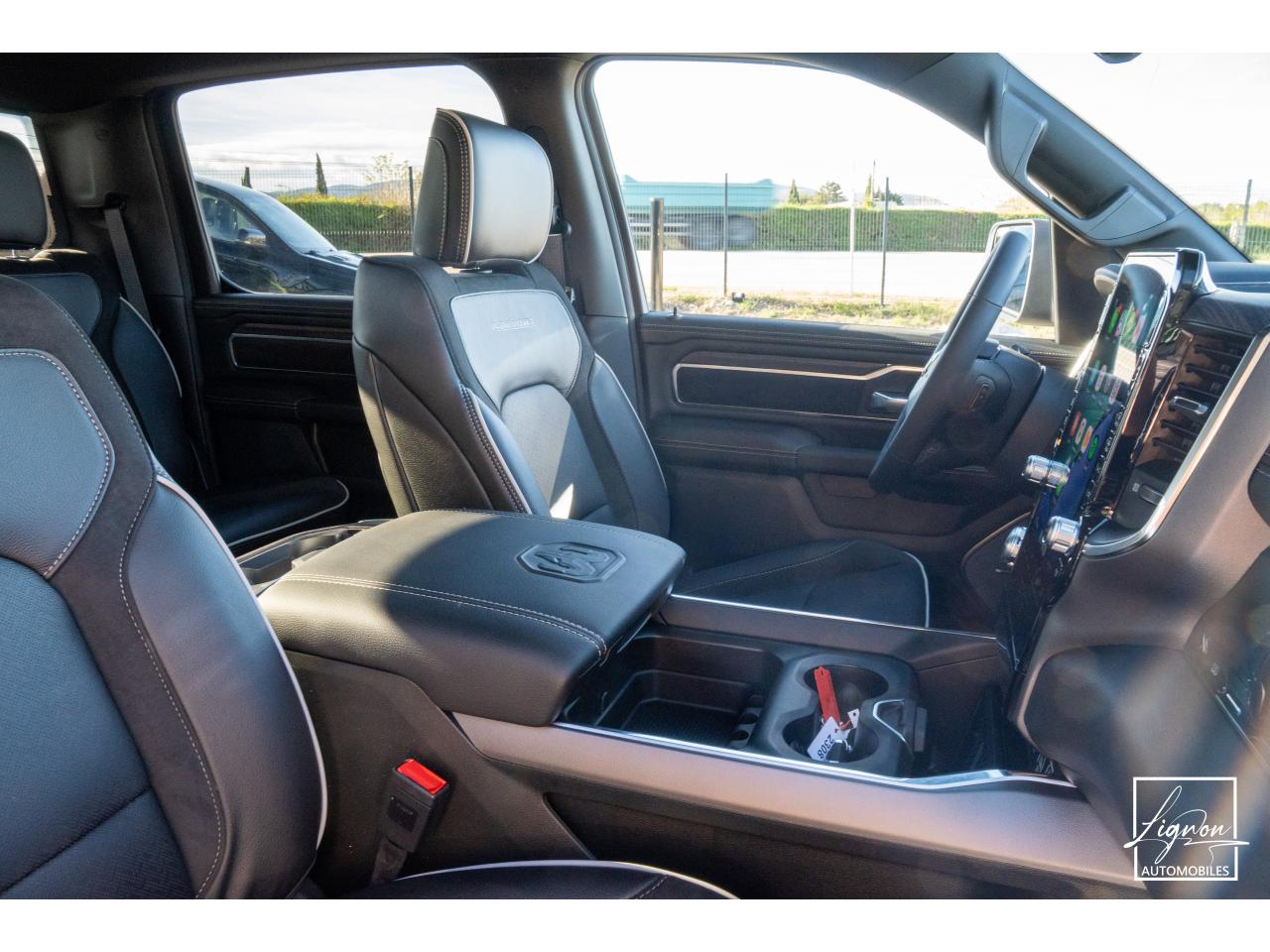 Photo DODGE RAM 1500 Laramie Night Edition Crewcab 5.7 V8 400 CH eTORQUE
