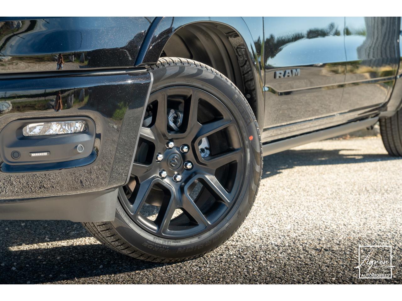 Photo DODGE RAM 1500 Laramie Night Edition Crewcab 5.7 V8 400 CH eTORQUE