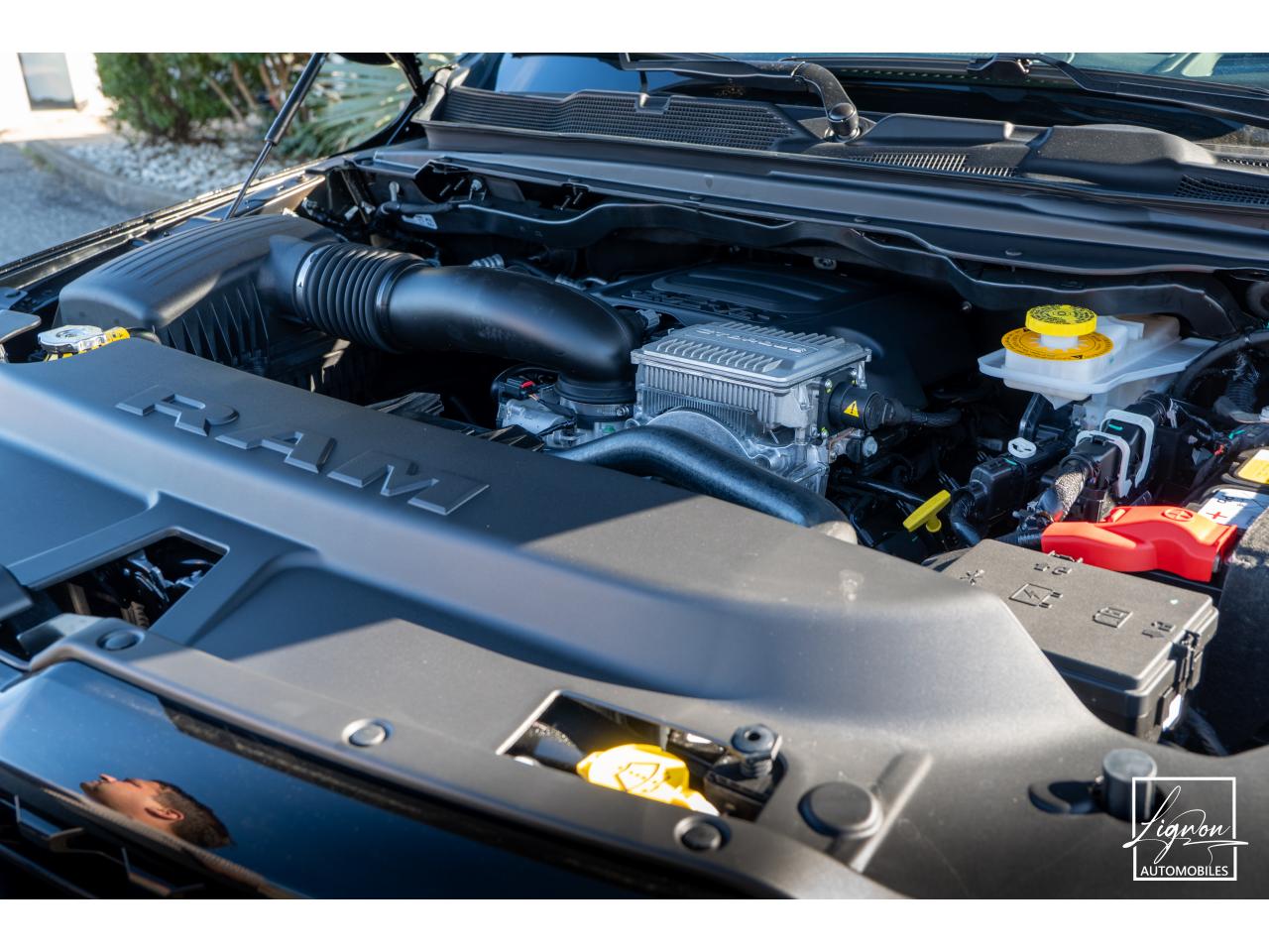 Photo DODGE RAM 1500 CREW LIMITED NIGHT EDITION RAMBOX HAYON MULTI 5.7 V8 400 CH eTORQUE