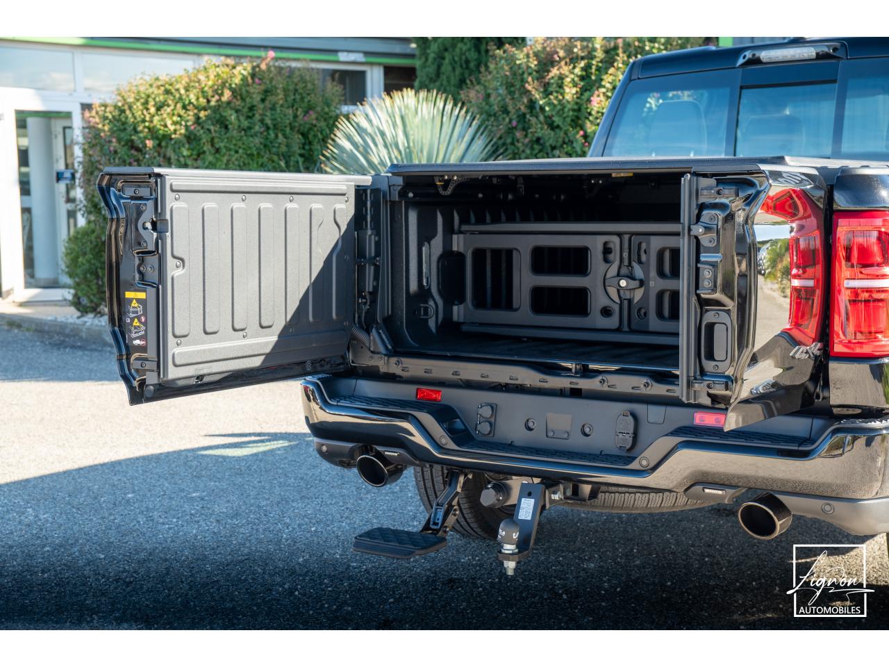 Photo DODGE RAM 1500 CREW LIMITED NIGHT EDITION RAMBOX HAYON MULTI 5.7 V8 400 CH eTORQUE