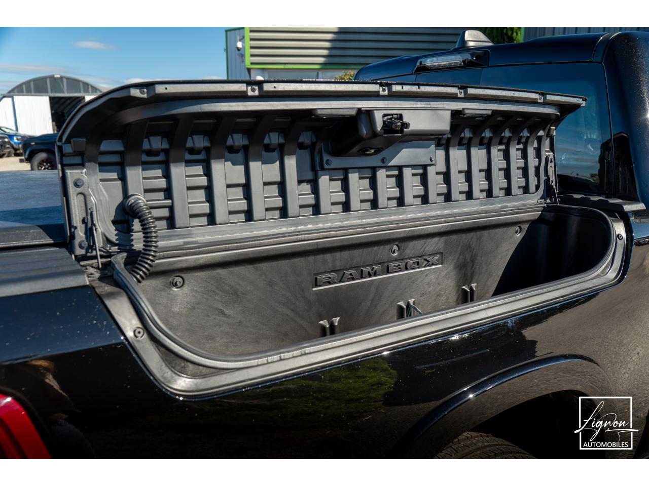 Photo DODGE RAM 1500 CREW LIMITED NIGHT EDITION RAMBOX HAYON MULTI 5.7 V8 400 CH eTORQUE