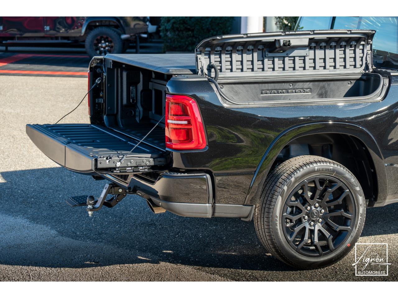 Photo DODGE RAM 1500 CREW LIMITED NIGHT EDITION RAMBOX HAYON MULTI 5.7 V8 400 CH eTORQUE