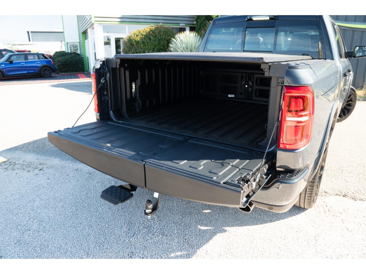 Photo DODGE RAM 1500 CREW LIMITED NIGHT EDITION RAMBOX HAYON MULTI 5.7 V8 400 CH eTORQUE