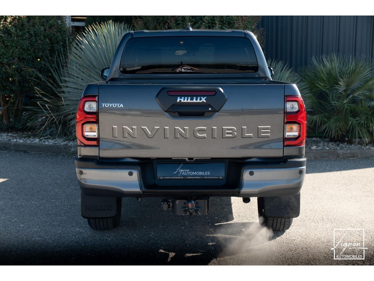 Photo TOYOTA HILUX 2.8L 204 ch D-4D 4x4 Invincible Double Cabine 4 places - TVA Apparente