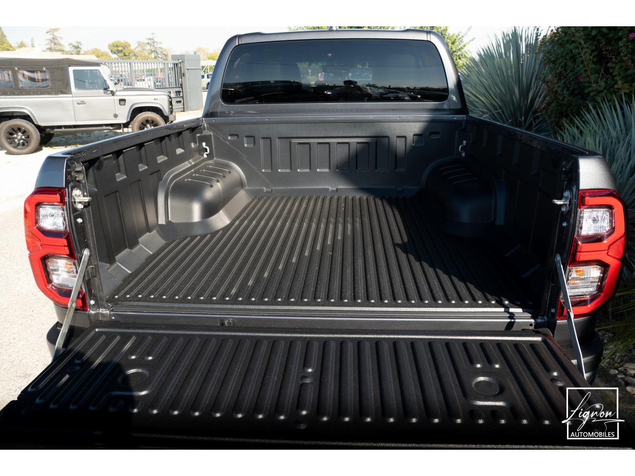 Photo TOYOTA HILUX 2.8L 204 ch D-4D 4x4 Invincible Double Cabine 4 places - TVA Apparente