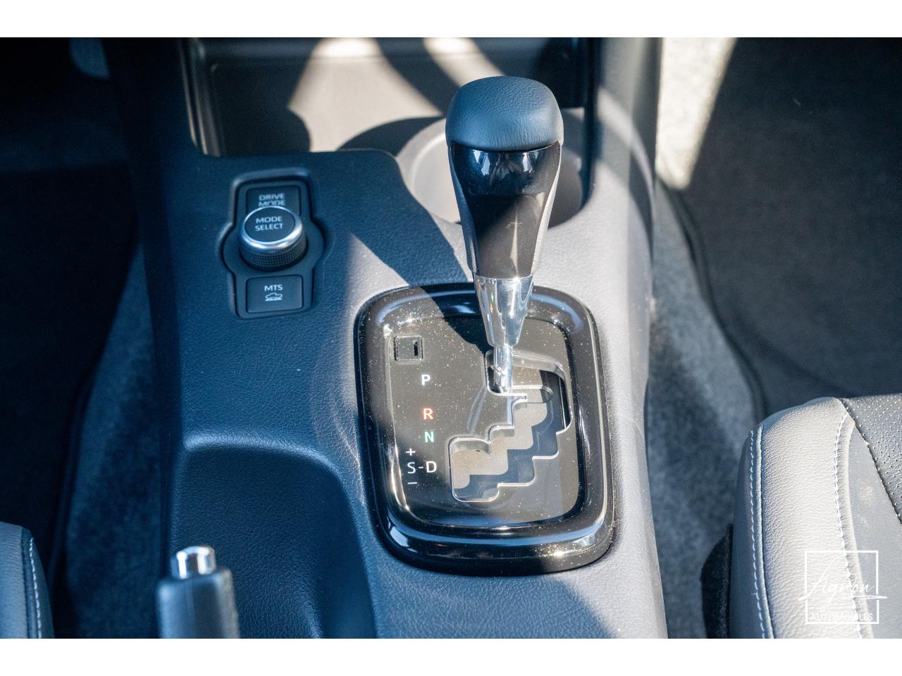 Photo TOYOTA HILUX 2.8L 204 ch D-4D 4x4 Invincible Double Cabine 4 places - TVA Apparente