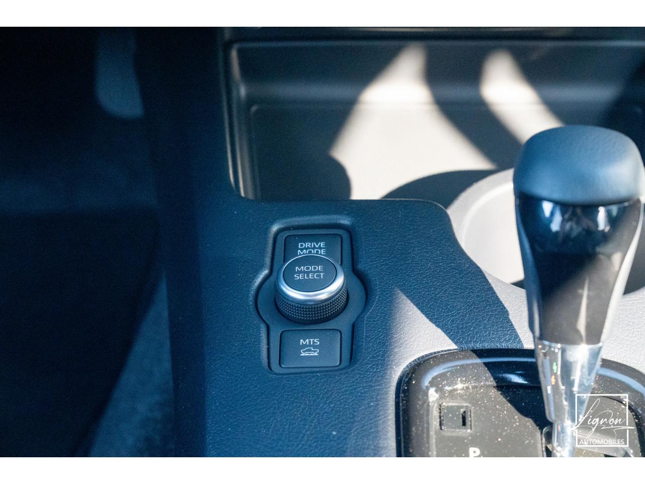 Photo TOYOTA HILUX 2.8L 204 ch D-4D 4x4 Invincible Double Cabine 4 places - TVA Apparente