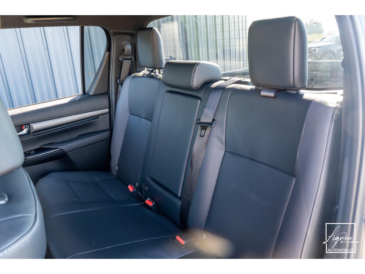 Photo TOYOTA HILUX 2.8L 204 ch D-4D 4x4 Invincible Double Cabine 4 places - TVA Apparente